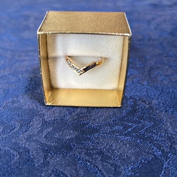 GOLD TONE RING GOLD TONE BAND & 4 RHINESTONES SIGNED AVON ON INSIDE OF BAND 6-7 - Picture 2 of 3